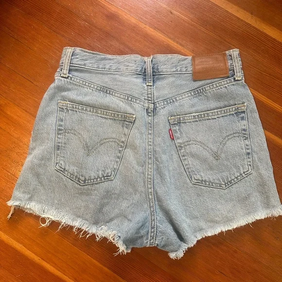 Levi’s Ribcage Shorts - Picture 2 of 4